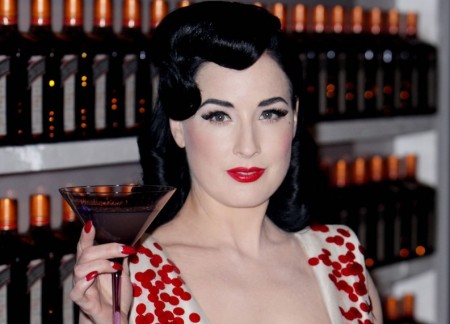 Stript�rka Dita von Teese op� dr�dila!