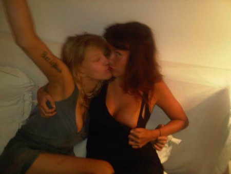 Jééj, Courtney Love opäť pózuje ako vyžitá štetka!