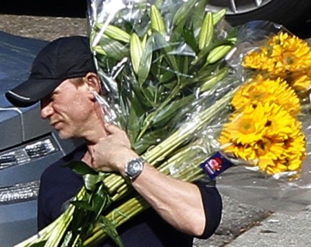 Daniel Craig rozn�a kvety, lasom chyt� mimozem��anov