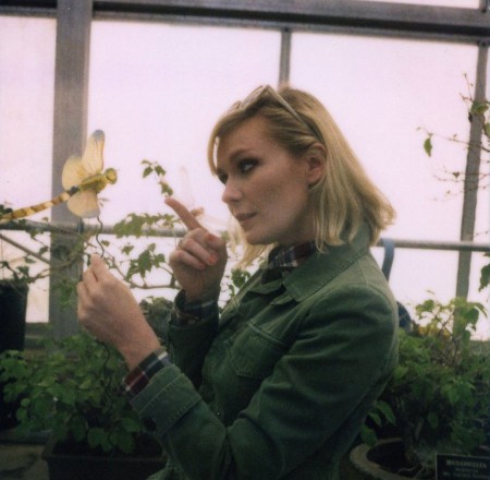 Kirsten Dunst v záhrade, James Marsden v spodkoch