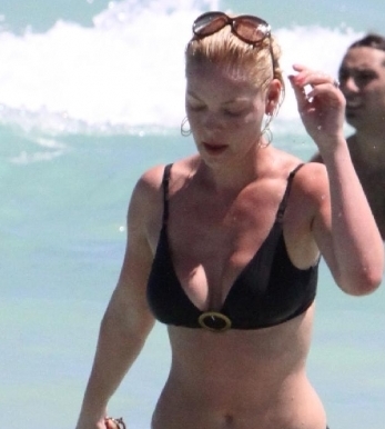 Katherine Heigl: Lovkya rias v bikinch