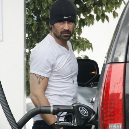 Colin Farrell tankuje. Aj u Rihanny.