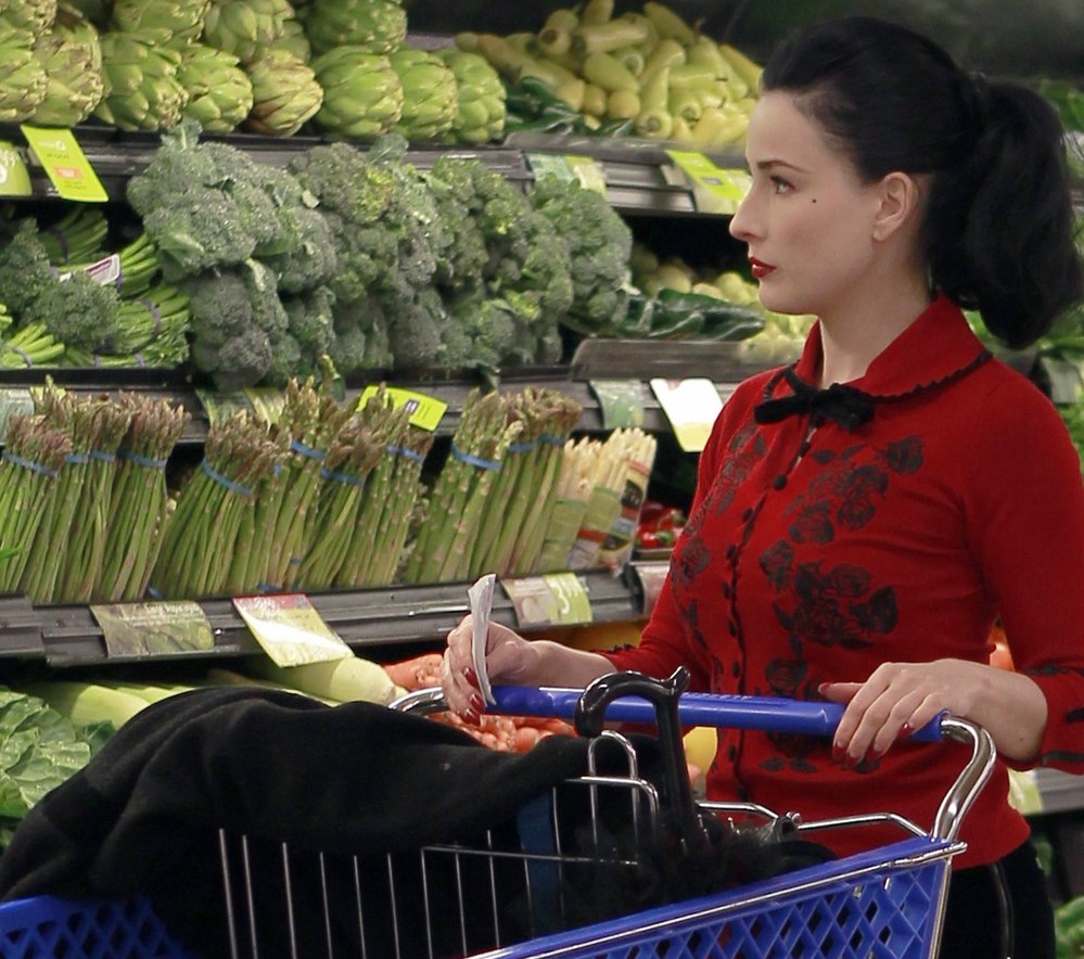 Dita Von Teese  sa dl�vi nezdrav�m jedlom