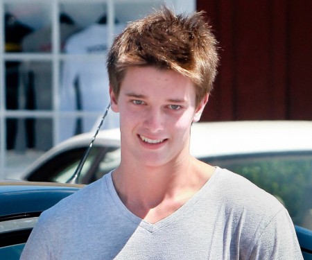 Patrick Schwarzenegger sa odsťahoval od rodiny