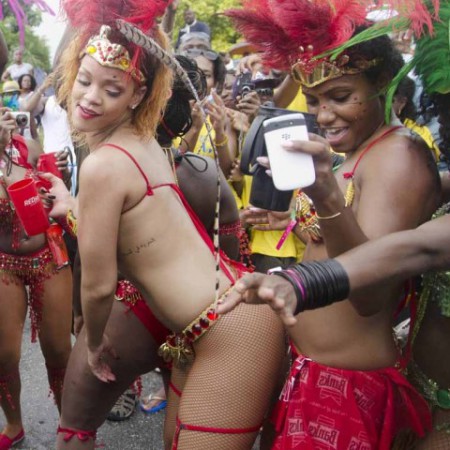 Rihanna, (opit�) kr�ovn� sprievodu