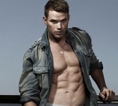 Kellan Lutz si h�ad� spolub�vaj�cich cez inzer�t