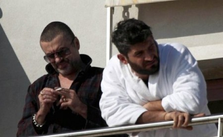 George Michael sp�va s t�mto chlapom