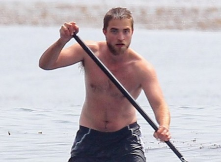 Robert Pattinson splavuje Hron