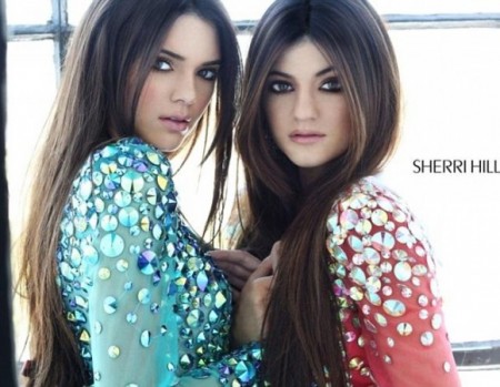 �al�ie dve Kardashianky sa der� do �oubiznisu. �, Bo�e, pom��.