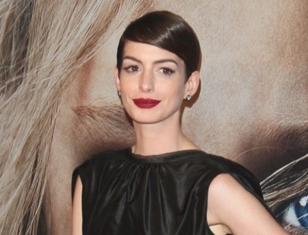 Ani�ka Hathaway n�m v�etk�m uk�zala