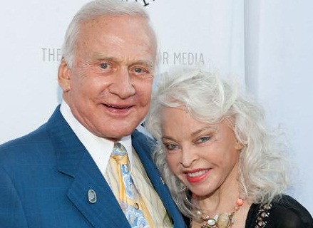 Buzz Aldrin konečne pristál na Zemi