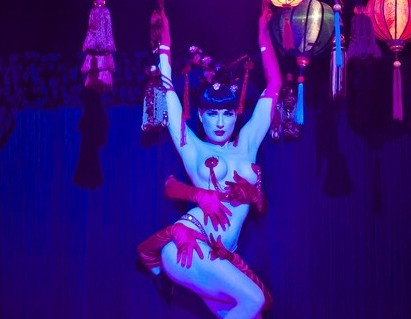 Stript�z a la Dita Von Teese. A mon�tr�.