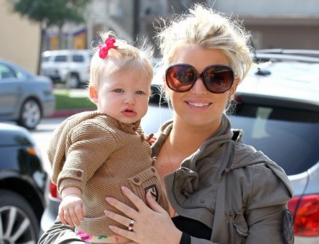 Jessica Simpson a jej dc�ra Maxwell. A �al�ie ne�pecifikovan� b�bo v bruchu.