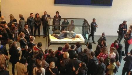 Tilda Swinton sp� v sklenenom boxe