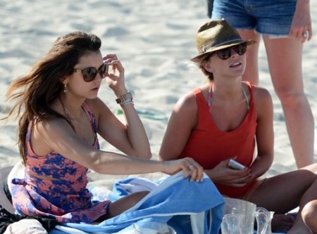 Nina Dobrev a Julianne Hough s� �ajky na pl�i