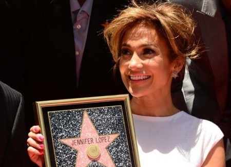 Jennifer Lopez vyfasovala hviezdu na Holyv�dskom chodn�ku sl�vy