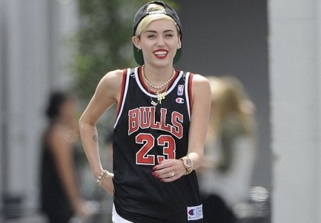 Pozerajte sa na m�a! V�etci�v�etci sa na m�a pozrite! Aj ty! U� sa pozer�?! O�i na m�a��up �up!