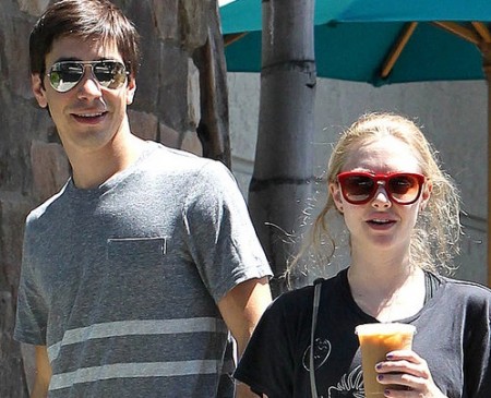 Amanda Seyfried a Justin Long sa žúbia