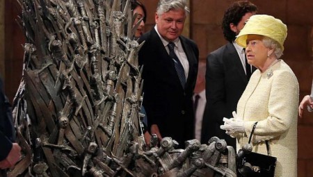 Kráľovná Alžbeta II tiež fičí na Game of Thrones