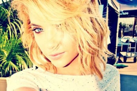 Cenovo dostupná Ashley Benson