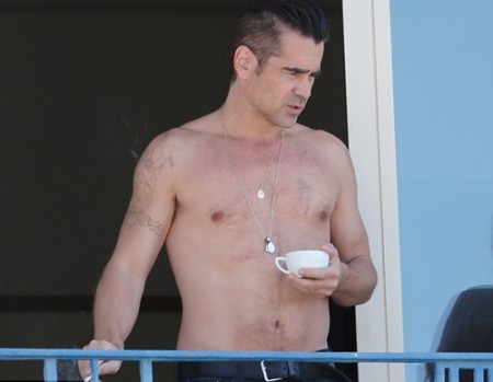 Drsný chlapík na balkóne