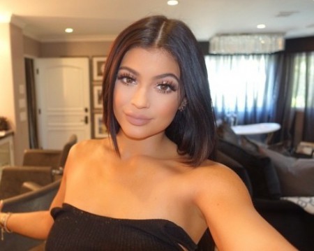 Pre�o Kylie Jenner nie je typick� t�ned�erka?