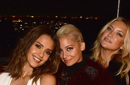 Jessica Alba oslavuje s kamo�kami