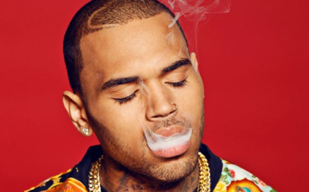 Chris Brown prestal fajčiť