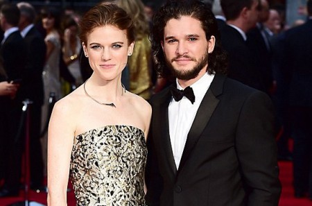 Jon Snow a Ygritte premi�ruj� na �ervenom koberci