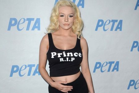 Tehotn� napodobenina Marilyn Monroe na p�rty