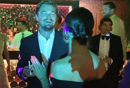 Leonardo DiCaprio a tajomná brunetka
