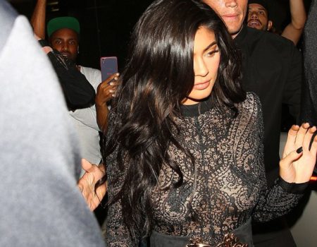 Oslávenkyňa v priesvitnom overale