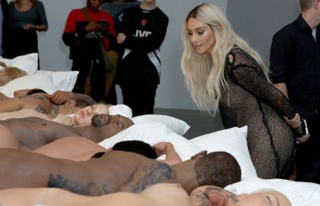 Blonďavá Kim a naháči