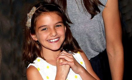Malá šťastná Suri Cruise