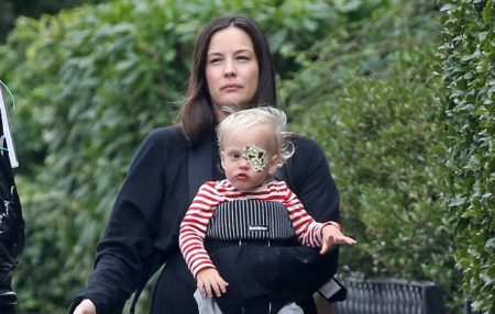 Liv Tyler na prechdzke s malm pirtom