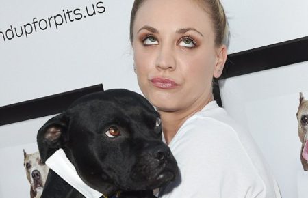 Kaley Cuoco a namosúrený pitbull