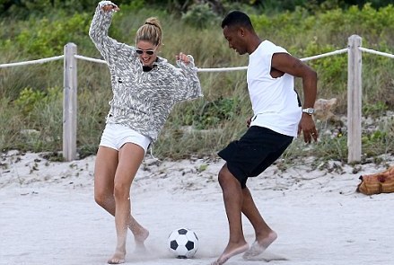 Doutzen Kroes hr� futbal