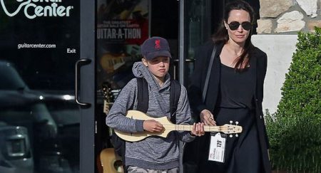Angelina a chlapec s ukulele