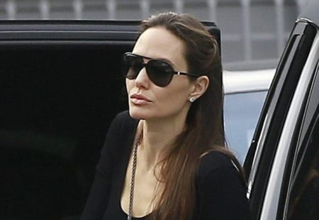 Angelina zakopala vojnov� sekeru