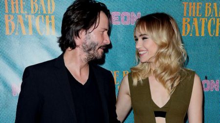 Keanu Reeves a Suki Waterhouse na �ervenom koberci