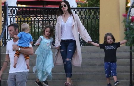 Rodinka na n�kupoch