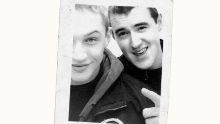 Z Toma Hardyho padnete na zadok