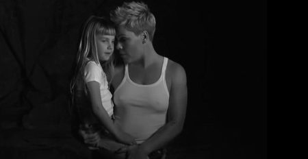 Pink a Willow v klipe