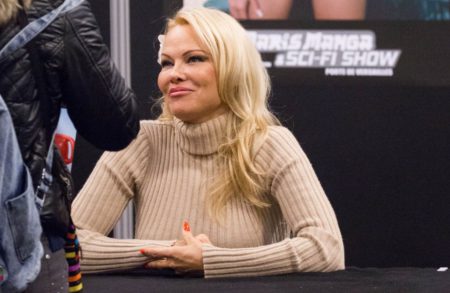 Pamela stra�ila fan��ikov