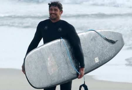 Pred�tor James Franco na surfe