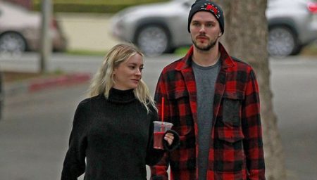 Nicholas Hoult s frajerkou