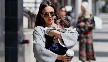 Jessica Alba na prechádzke