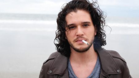 Kit Harington m� vraj milenku, ch�ast� a droguje