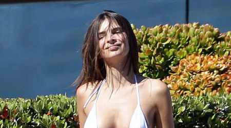 Emily Ratajkowski na pláži