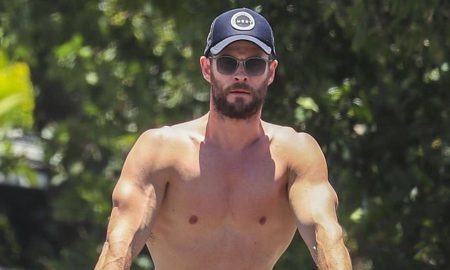Chris Hemsworth bez trika